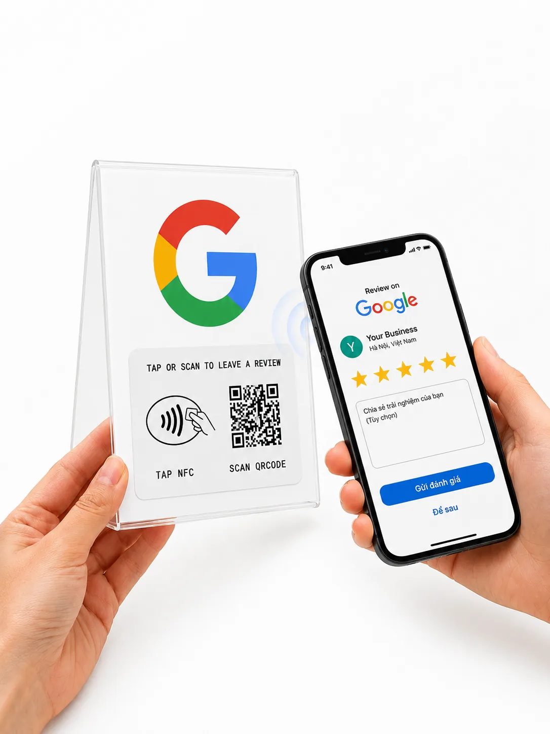 Một tay cầm standee QR có logo Google, tay kia cầm điện thoại đang mở sẵn form đánh giá 5 sao